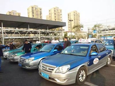 黨員示范引領(lǐng)行業(yè)新風(fēng)尚——杭州外事公司積極參與市巡游出租汽車共產(chǎn)黨員示范車命名儀式，助力國內(nèi)旅游業(yè)務(wù)發(fā)展